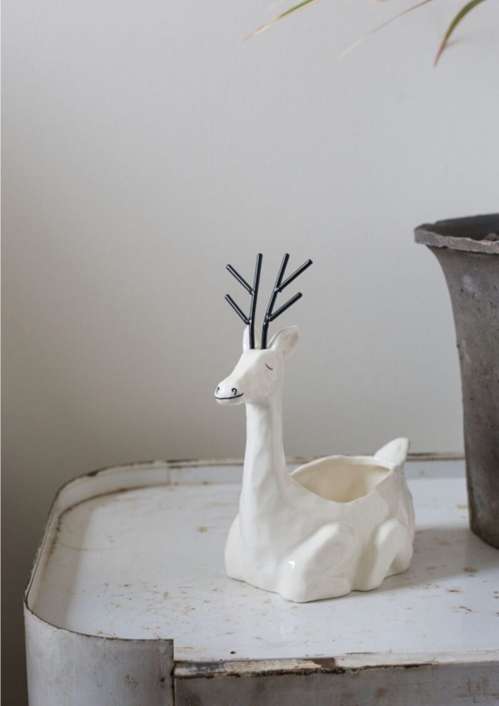 WINTRY DEER PLANTER